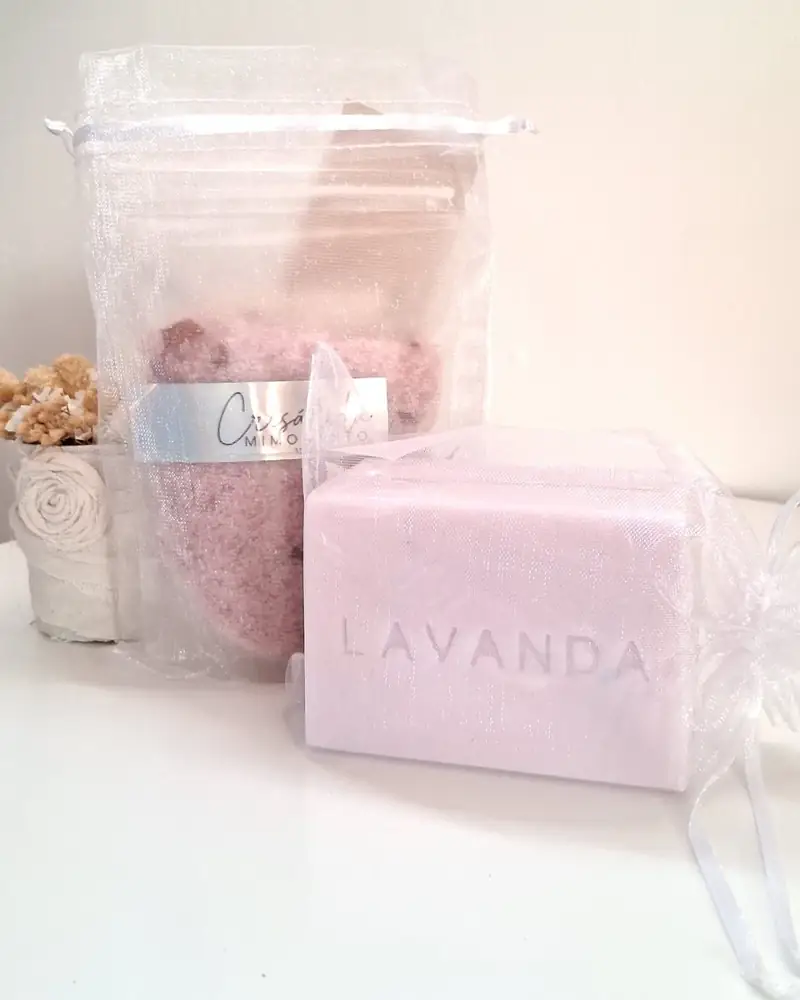 Sales rosadas en sobre de organza junto a un jabón